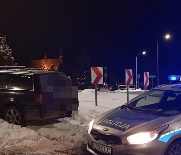 Żukowo. 19-latek zatrzymał samochód na środku ronda