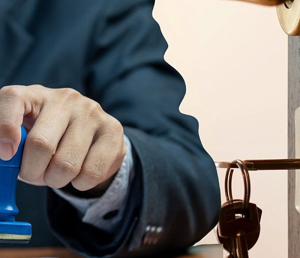 Pięciu notariuszy podejrzanych w śledztwie dotyczącym mafii mieszkaniowej