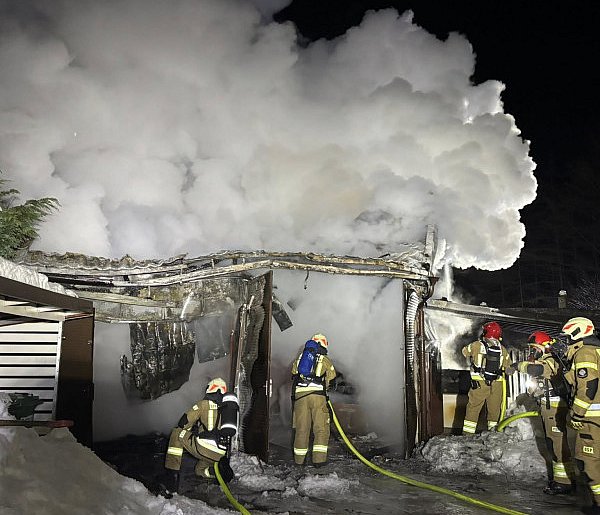 Chwaszczyno. Spłonął garaż. Właściciel trafił do szpitala