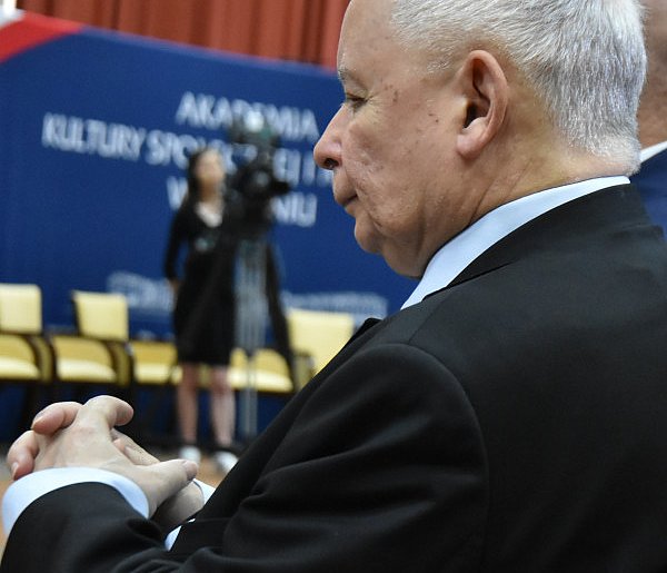Jarosław Kaczyński powinien oddać władzę w PiS? Respondenci odpowiadają