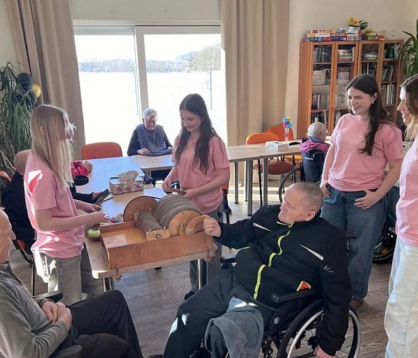 Wnuczki z wyboru - młodzież z Kartuz pomaga samotnym seniorom