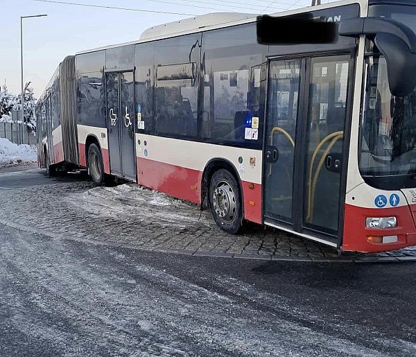 Banino. Autobus utknął na rondzie. Pomogli strażacy