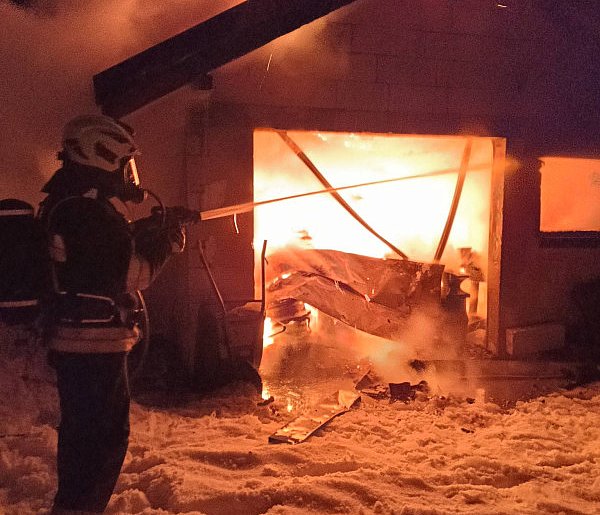 Skrzeszewo.  Pożar garażu. Uratowano sąsiednie zabudowania