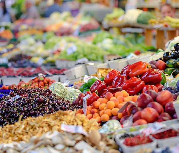 Owoce i warzywa z oznakowaniem krajów pochodzenia