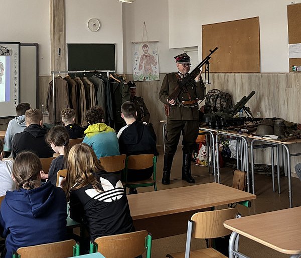 Historia, której można dotknąć. Rekonstruktorzy w szkołach gminy Somonino