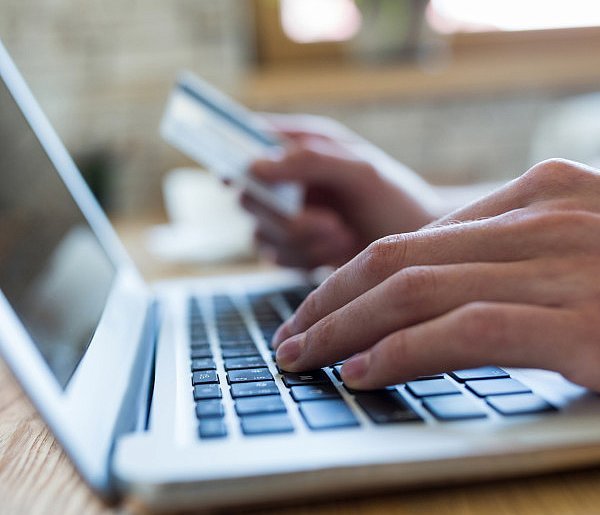 Nowe zasady zakupów w internecie. Klienci dostaną specjalny przycisk