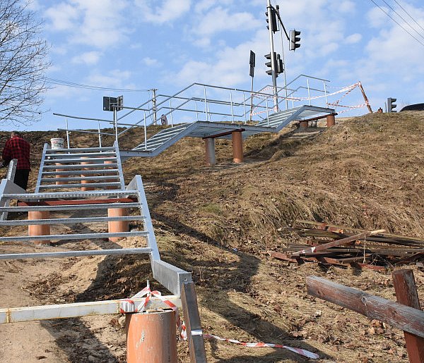 Powstają schody z Rutek do Borkowa. Ale czy na pewno o to chodziło?