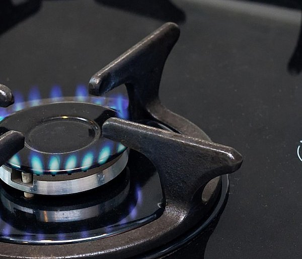 Jak wojna na Bliskim Wschodzie wpłynie na ceny gazu i energii? Prezes URE uspokaja