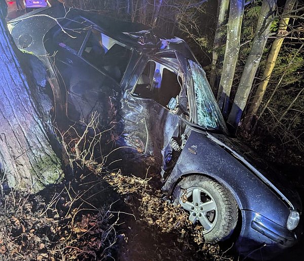 Złota Góra. Osobówka uderzyła w drzewo. Kierowca został poważnie ranny