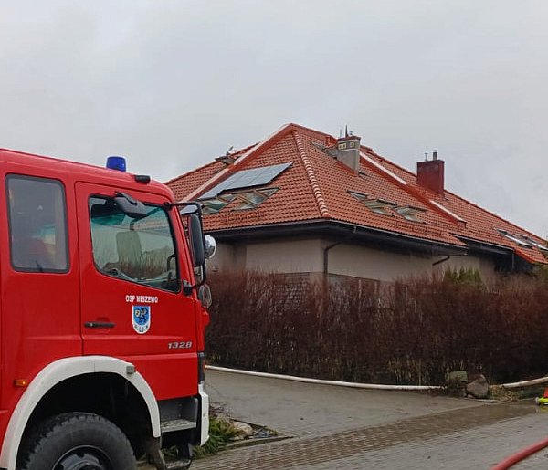 Pępowo. Pożar w budynku mieszkalnym. Na miejscu 10 zastępów straży