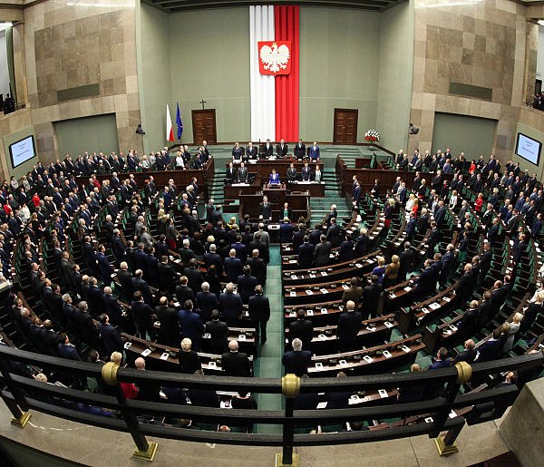 Słabnie PiS, ale rośnie Konfederacja. Sytuacja w Sejmie może być patowa