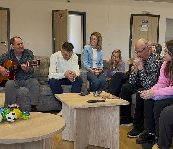 Sierakowice. Uczennice "łączą pokolenia". Spędziły czas z seniorami