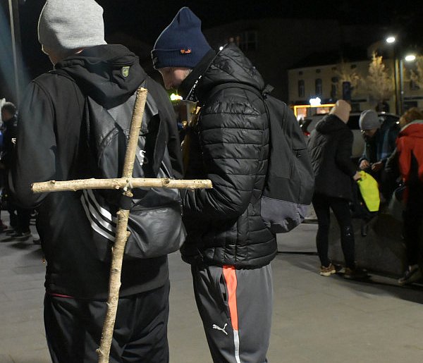 Kartuzy. Z krzyżami na plecakach ruszyli w Ekstremalną Drogę Krzyżową