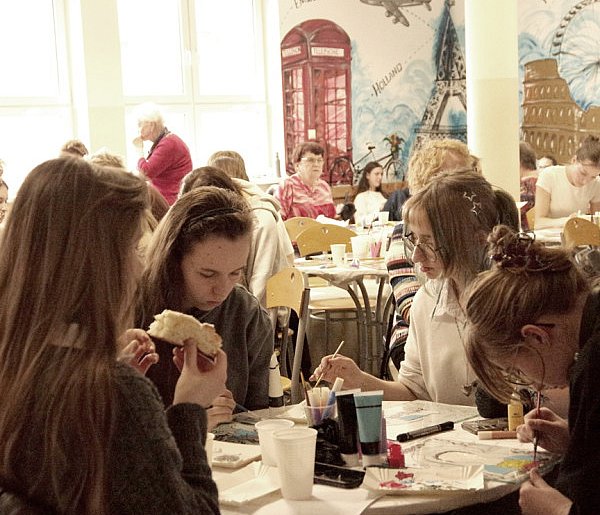 Uczniowie łączą siły w ramach programów społecznych "Zwolnieni z teorii"