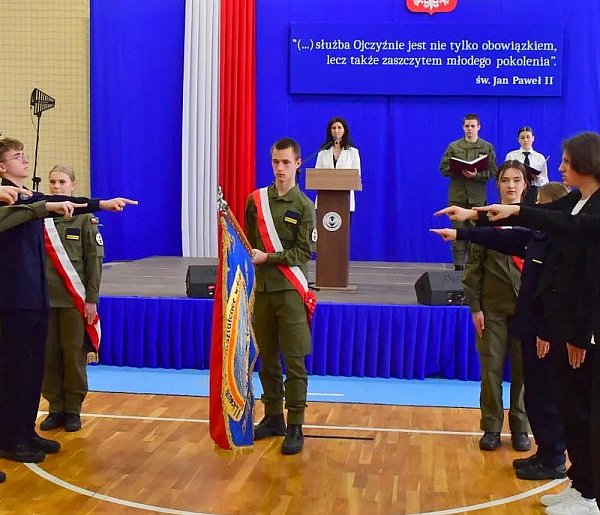 Kartuzy. Ślubowanie w II LO. "Służba Ojczyźnie to zaszczyt młodego pokolenia"