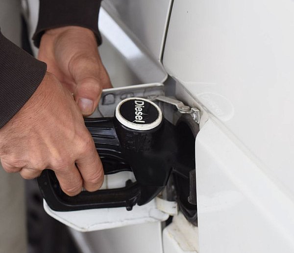 Prezydent podpisał ustawy umożliwiające obniżkę cen paliw