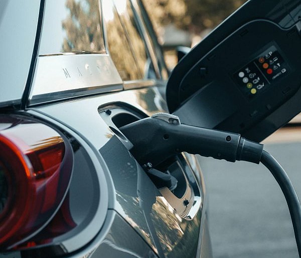 Niższe koszty ładowania aut elektrycznych