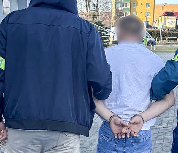 Sąd w Kartuzach wydał za nim list gończy. Ukrył się w... kanapie