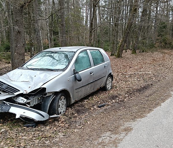 Mirachowo. Porzucony samochód od kilku miesięcy rdzewieje przy drodze