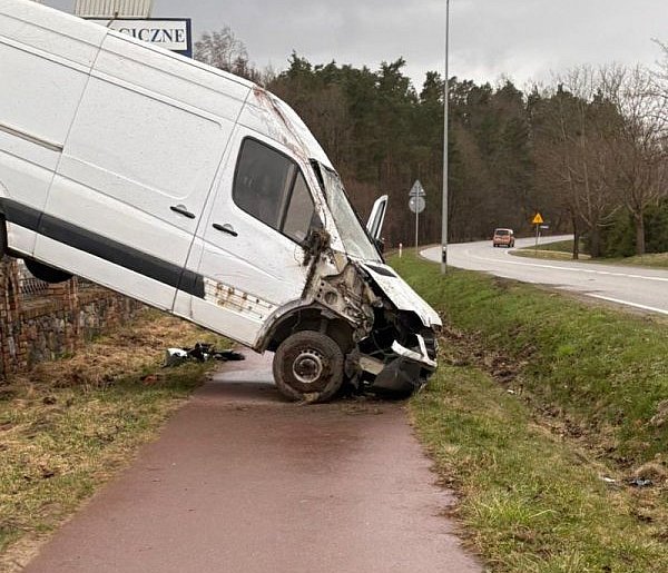 Bus na płocie w Borkowie i wypadek na quadzie w Kamienicy Królewskiej