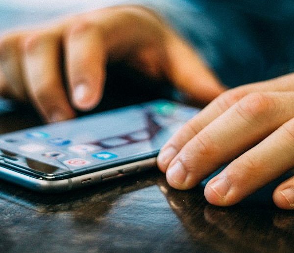 Jak wyegzekwować zakaz używania komórek w szkołach? To nie jest łatwe