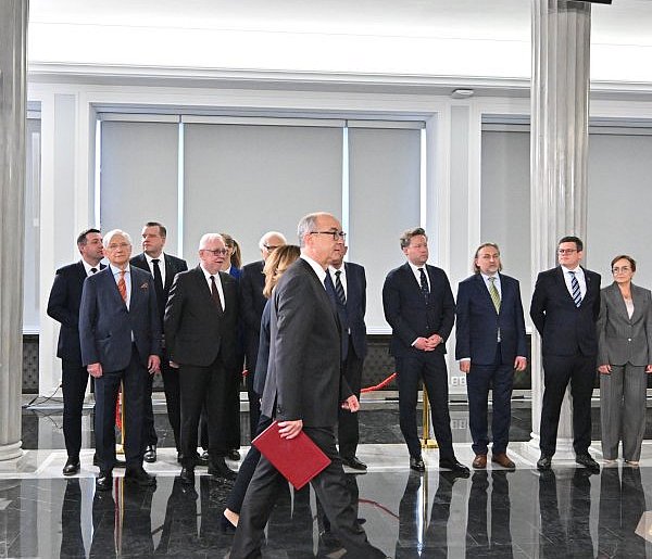 Sześcioro wybranych sędziów TK złożyło ślubowania w Sejmie. Bez udziału prezydenta