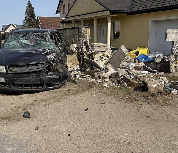Banino. Poważny wypadek na ul. Księżycowej. 16-latek za kierownicą?
