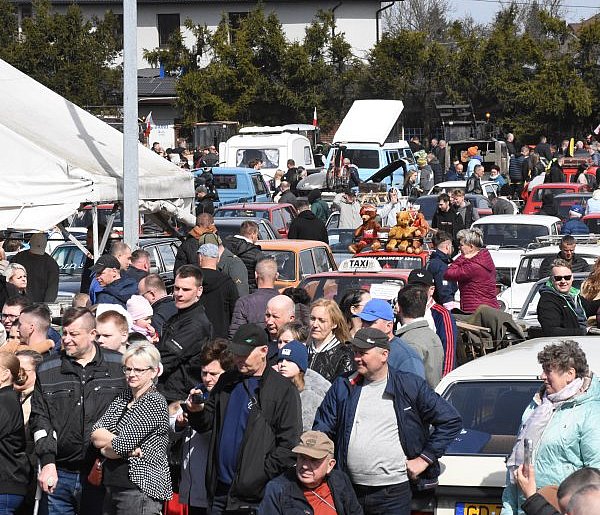 Sierakowice. Tłumnie na pierwszej Giełdzie Samochodowej