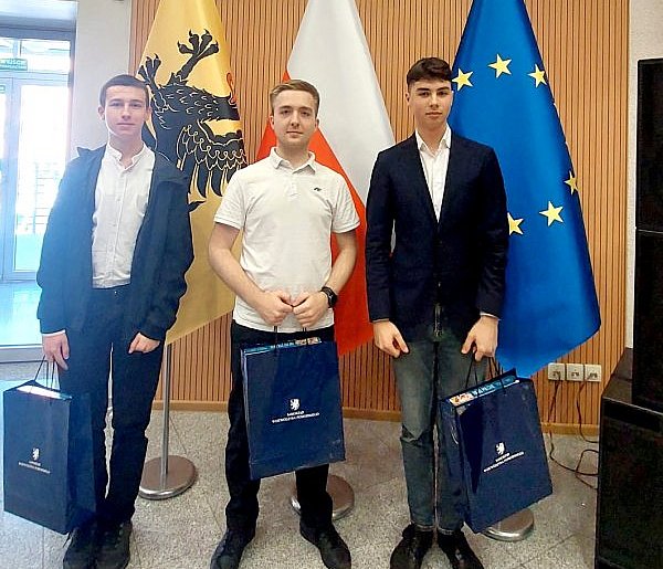 Uczniowie z Kartuz w wojewódzkim etapie konkursu wiedzy o samorządzie