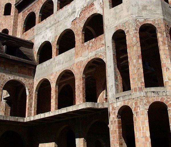 Zamek w Łapalicach wciąż przyciąga. Ale to niebezpieczne miejsce