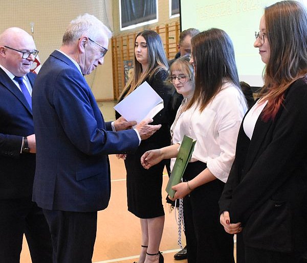 Tegoroczni maturzyści odebrali świadectwa. Niebawem zasiądą do matury
