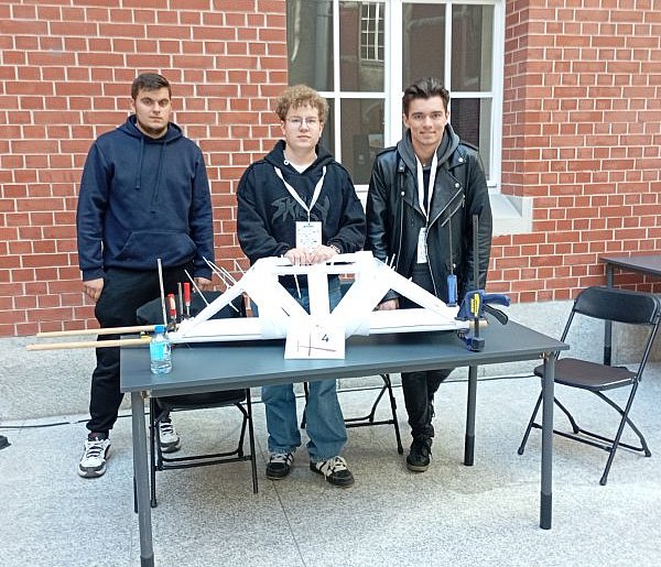 Uczniowie z ZST w Kartuzach "wykombinowali" most i zdobyli I miejsce