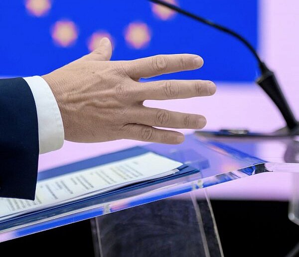 Poparcie dla KO nieznacznie rośnie, ale Polska 2050 niknie w sondażach