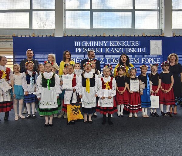 Borzestowo. Premiera hymnu szkoły. Jego autorem jest Tomasz Fopke