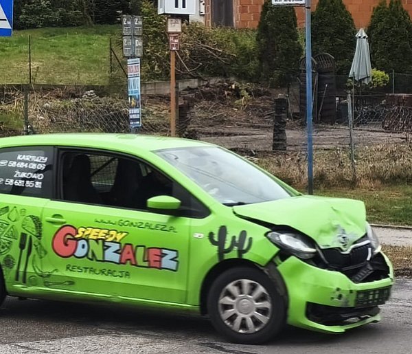 Kartuzy. Kolizja dwóch samochodów na ul. Zamkowej