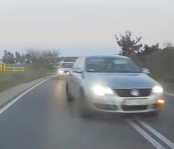 Kierowca volkswagena mocno ryzykował. Wyjątkowo niebezpieczne wyprzedzanie