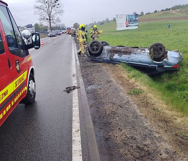 Lniska. Dachowanie na drodze wojewódzkiej. Jedna osoba ranna