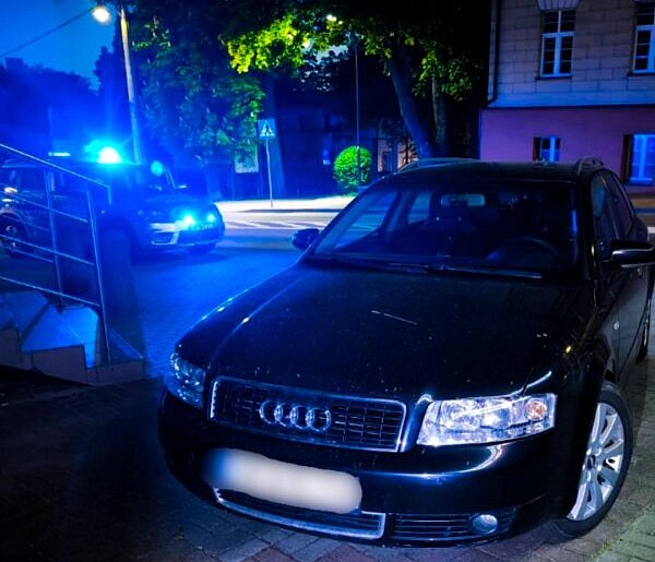 Jechał Audi z przerobionymi kierunkowskazami. Policjanci odkryli coś więcej
