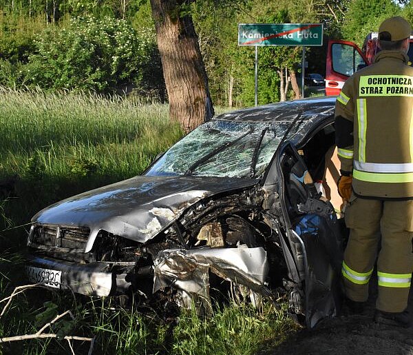 Leszczynki. Audi roztrzaskało się na drzewie