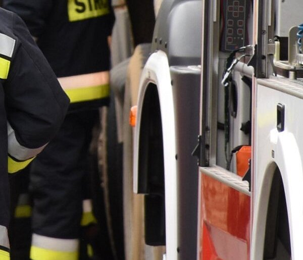 Żuromino. Osobówka uderzyła w drzewo. Jedna osoba poszkodowana