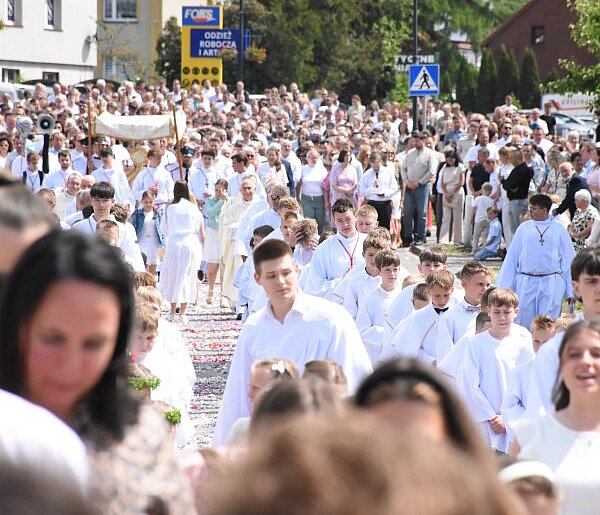 Procesja Bożego Ciała w Sierakowicach połączyła dwie parafie
