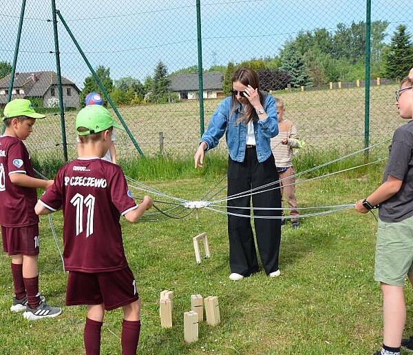 Radosny piknik i emocjonujący mecz przy szkole w Czeczewie