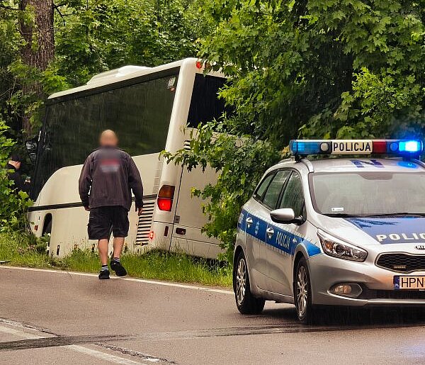 Karwacja. Autobus wypadł z drogi. Są utrudnienia w ruchu