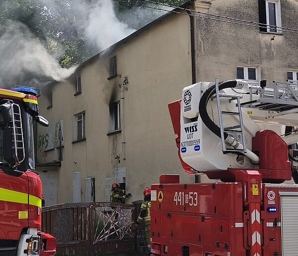 Kartuzy. Pożar pustostanu przy ul. Jeziornej. Trwa akcja gaśnicza