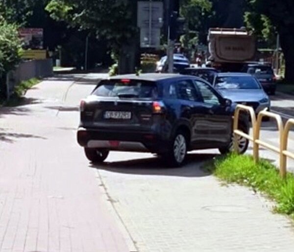Absurdalny manewr kierowcy Suzuki. Jechał chodnikiem i przejechał przez pasy