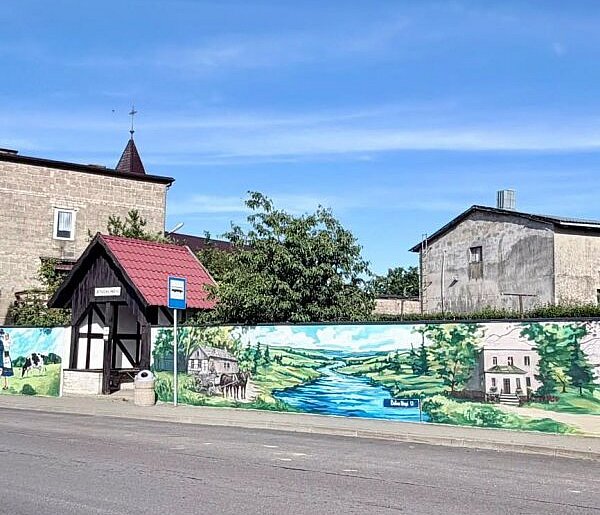 Centrum Tuchlina zdobi barwny mural. Nawiązuje do lokalnej kultury