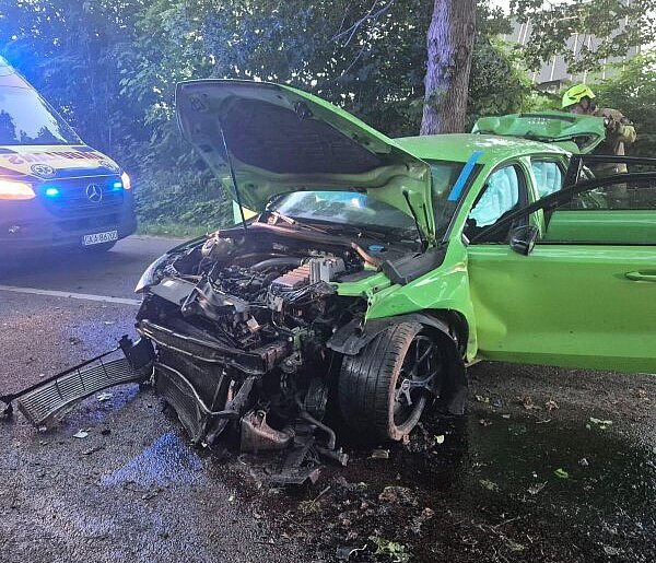 Żukowo. Audi roztrzaskało się o słup energetyczny. Trzy osoby ranne