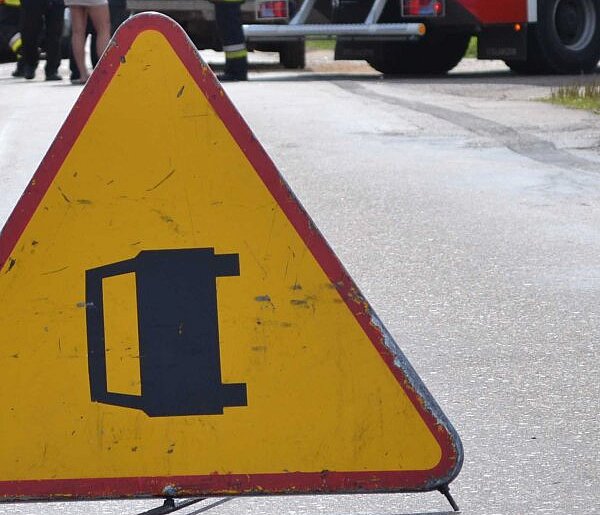 Przewóz. Osobówka uderzyła w drzewo. Są ranni