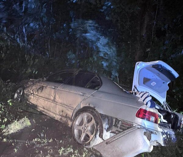 Karwacja. 18-latek w BMW zbyt szybką jazdę zakończył w rowie