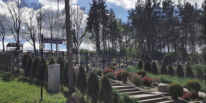 Szokujące sceny w Niestępowie. Z cmentarza zniknęło ponad 200 krzyży!